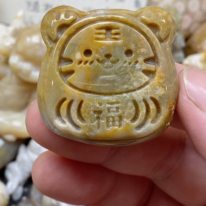 颈饰未镶嵌硅化珊瑚（珊瑚玉）有瑕