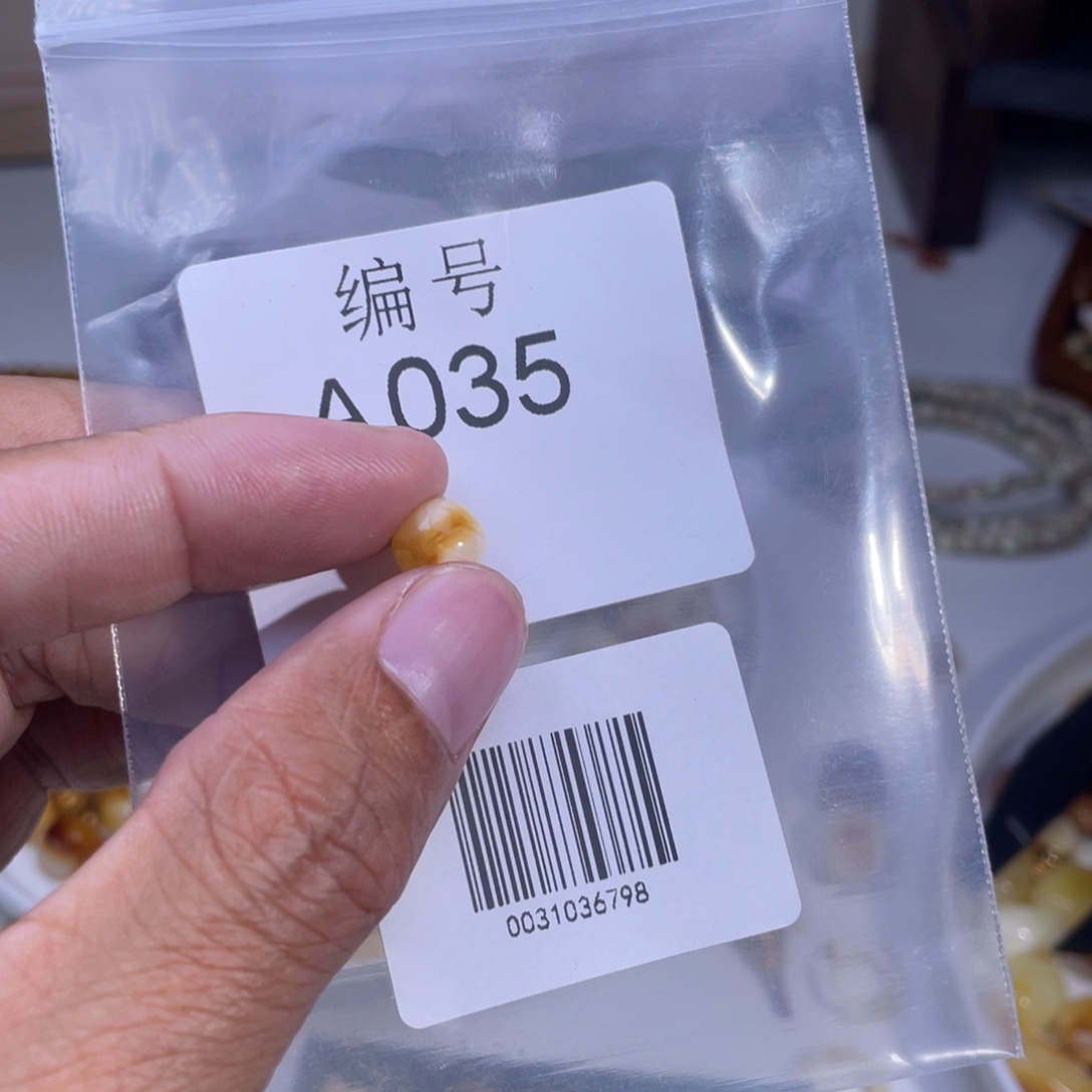 K***n琥珀未镶嵌裸石蜜蜡