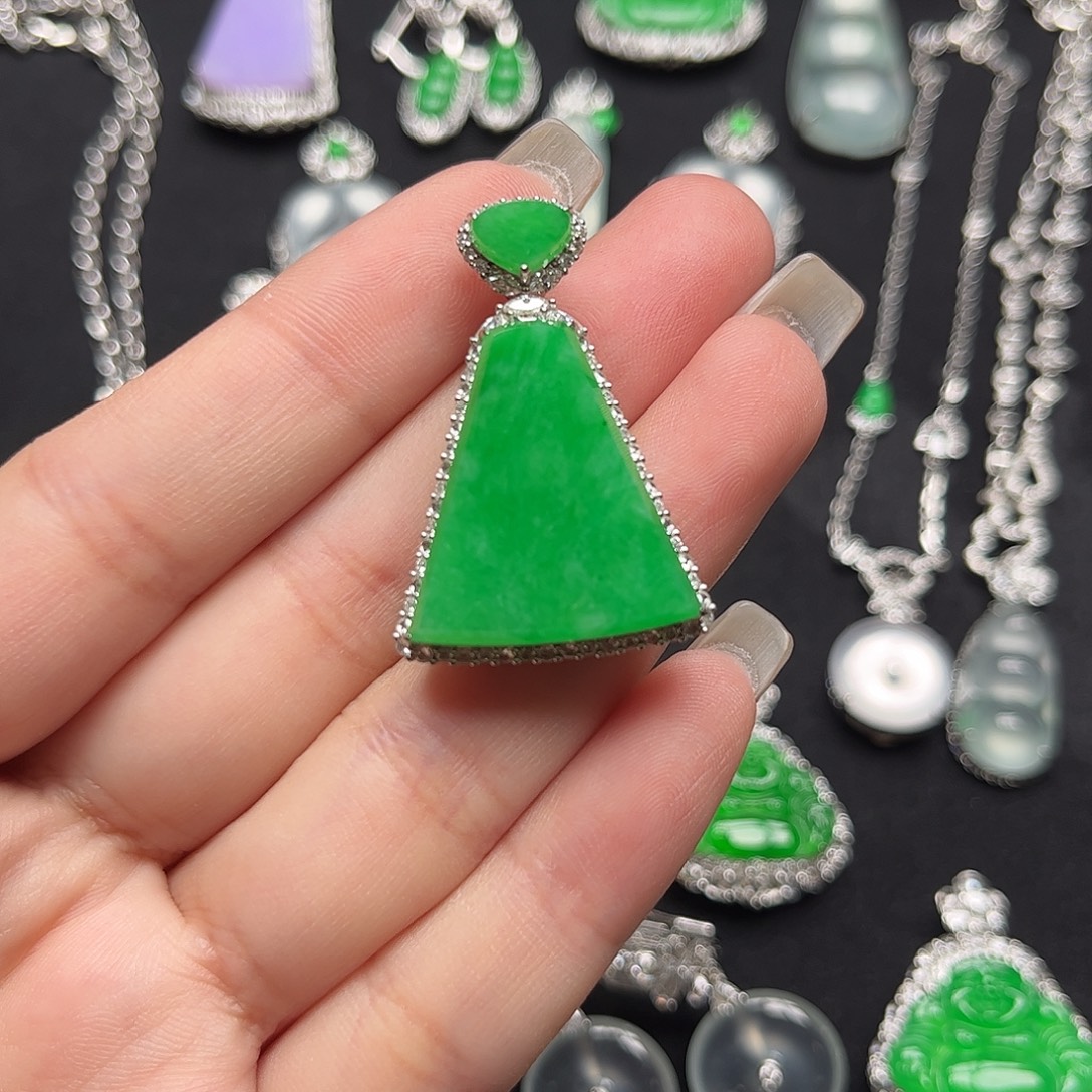 翡翠18K金镶嵌颈饰阳绿无事牌吊坠