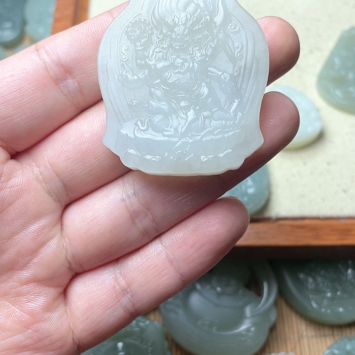 和田玉颈饰未镶嵌G****?