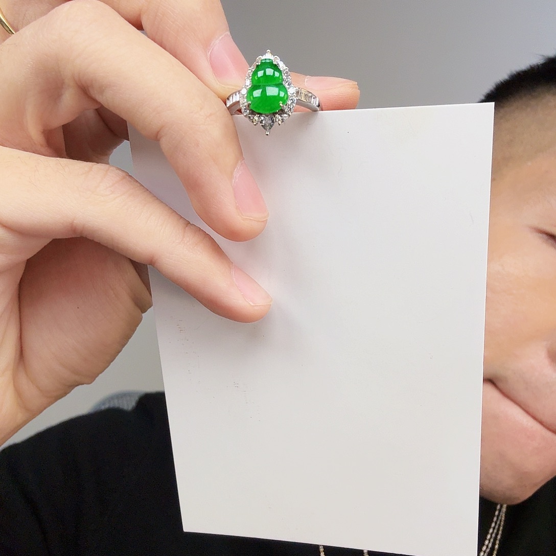 翡翠未镶嵌颈饰一件