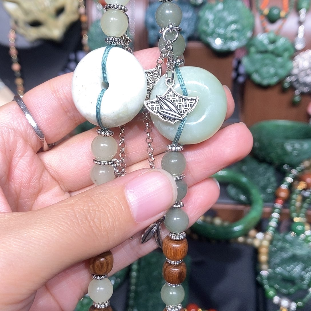 颈饰未镶嵌和田玉（糖玉）