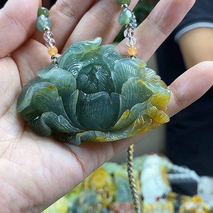 蛇纹石玉未镶嵌颈饰