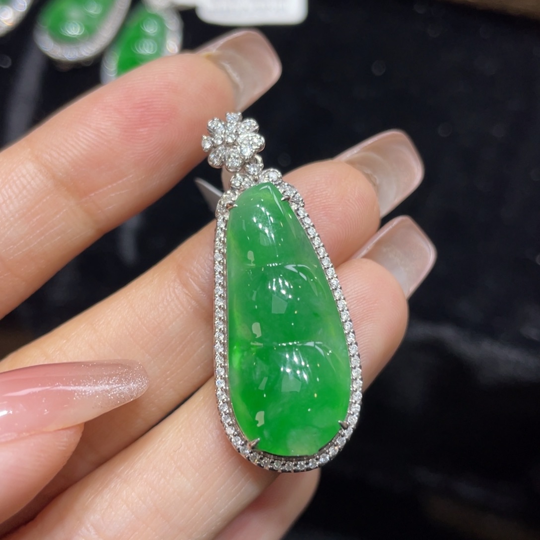 翡翠颈饰18K金镶嵌天然缅甸翡翠