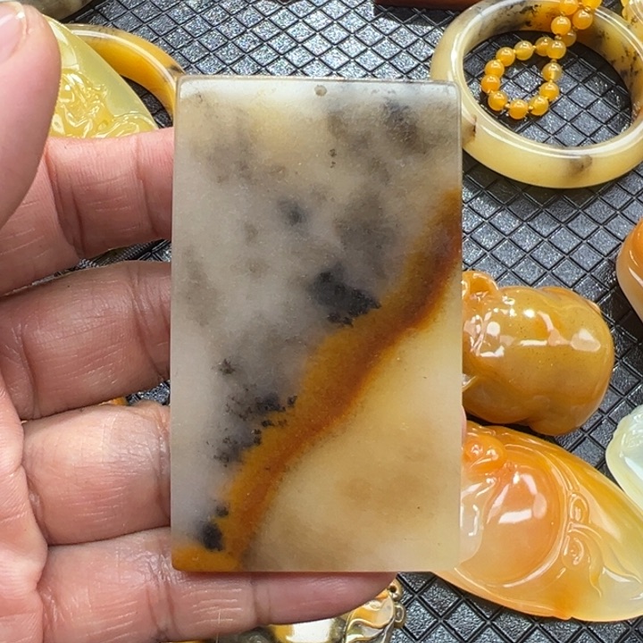 石英质玉（黄龙玉）颈饰未镶嵌