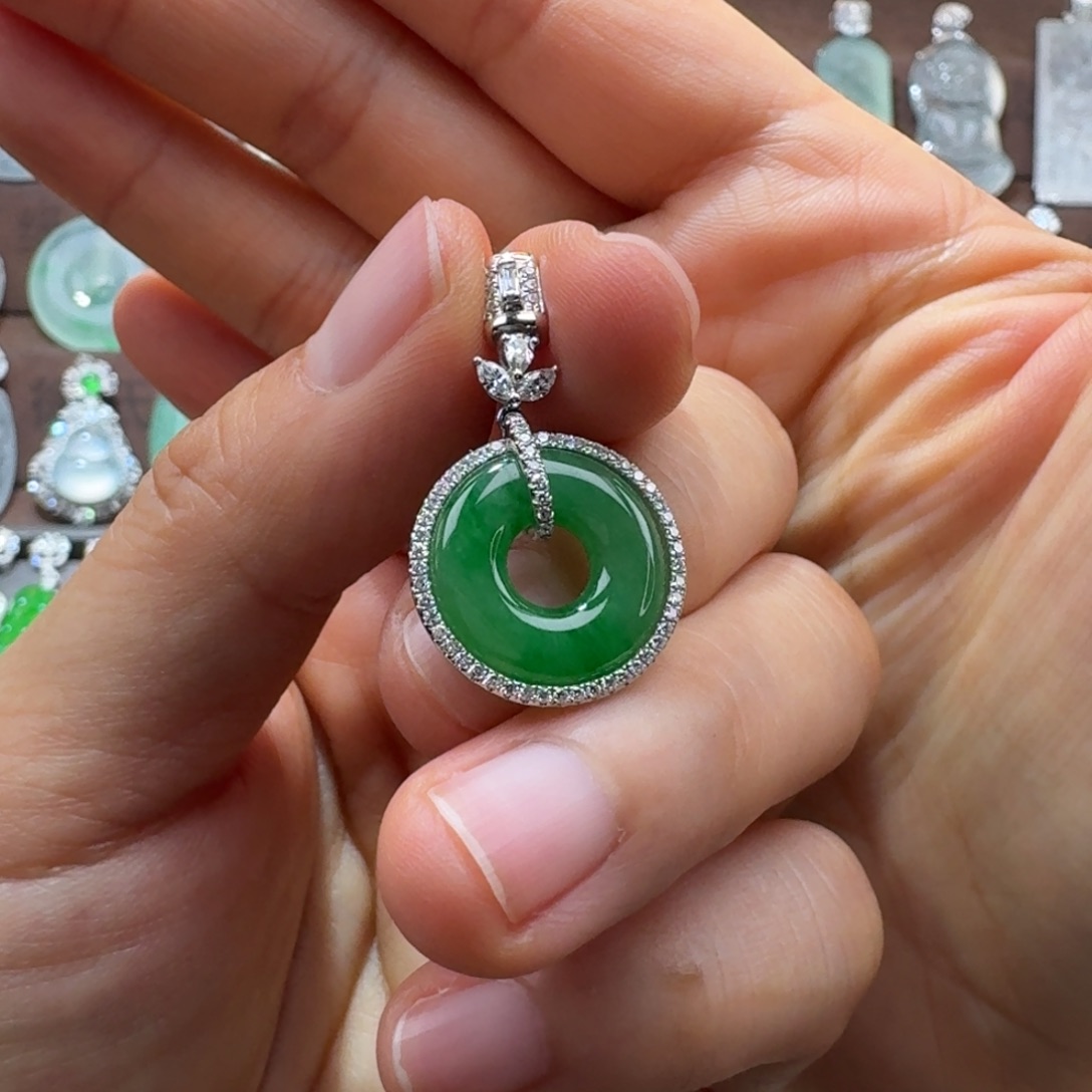 翡翠18K金镶嵌颈饰冰胶满绿甜甜圈吊坠