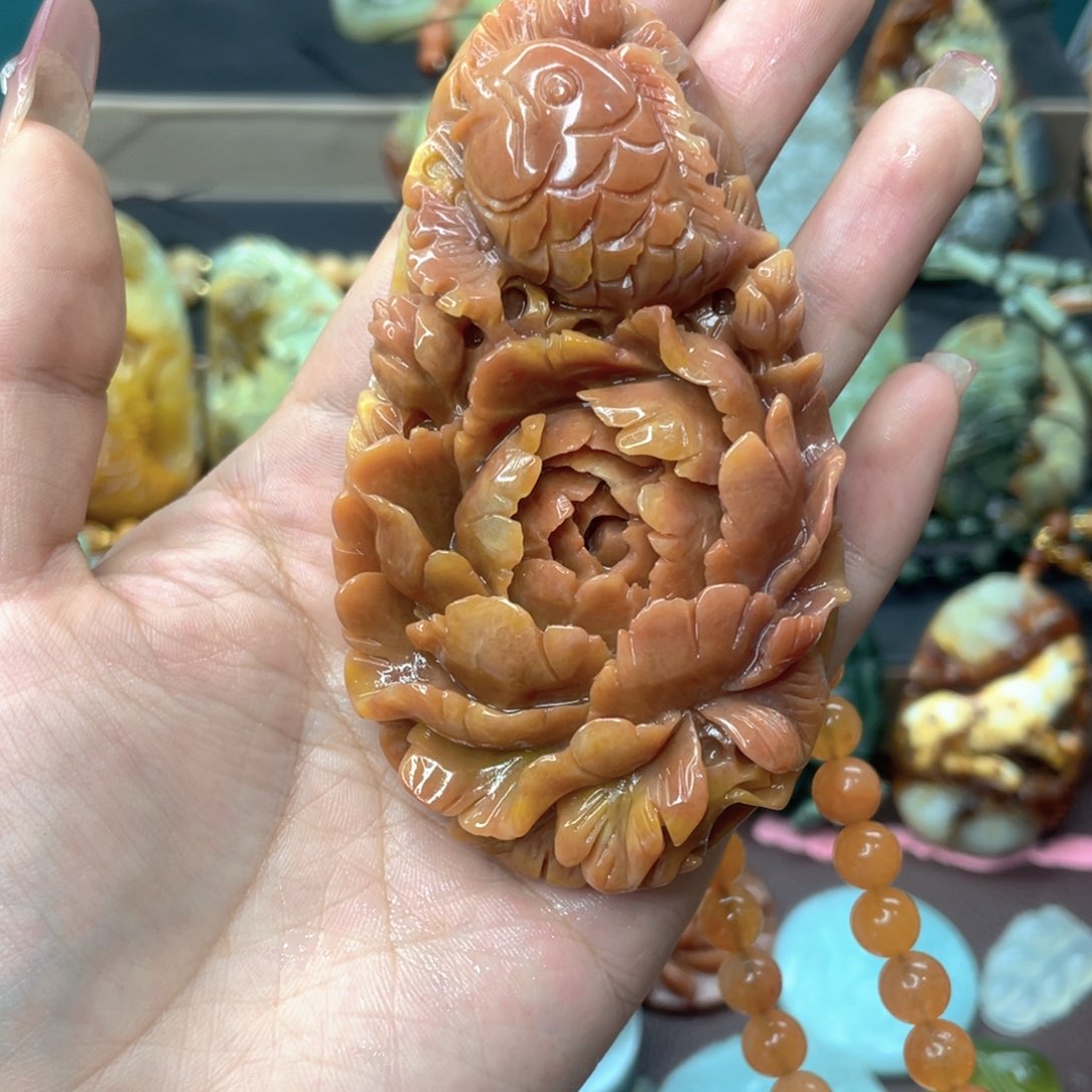 蛇纹石玉颈饰未镶嵌繁**锦