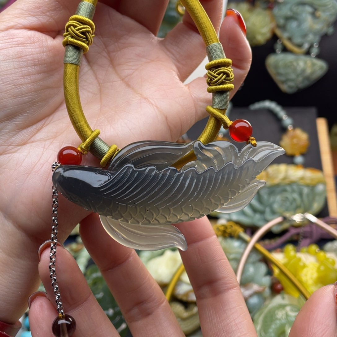 蛇纹石玉颈饰未镶嵌