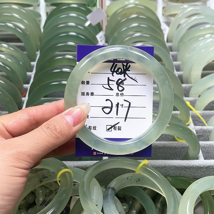 蛇纹石玉手镯未镶嵌