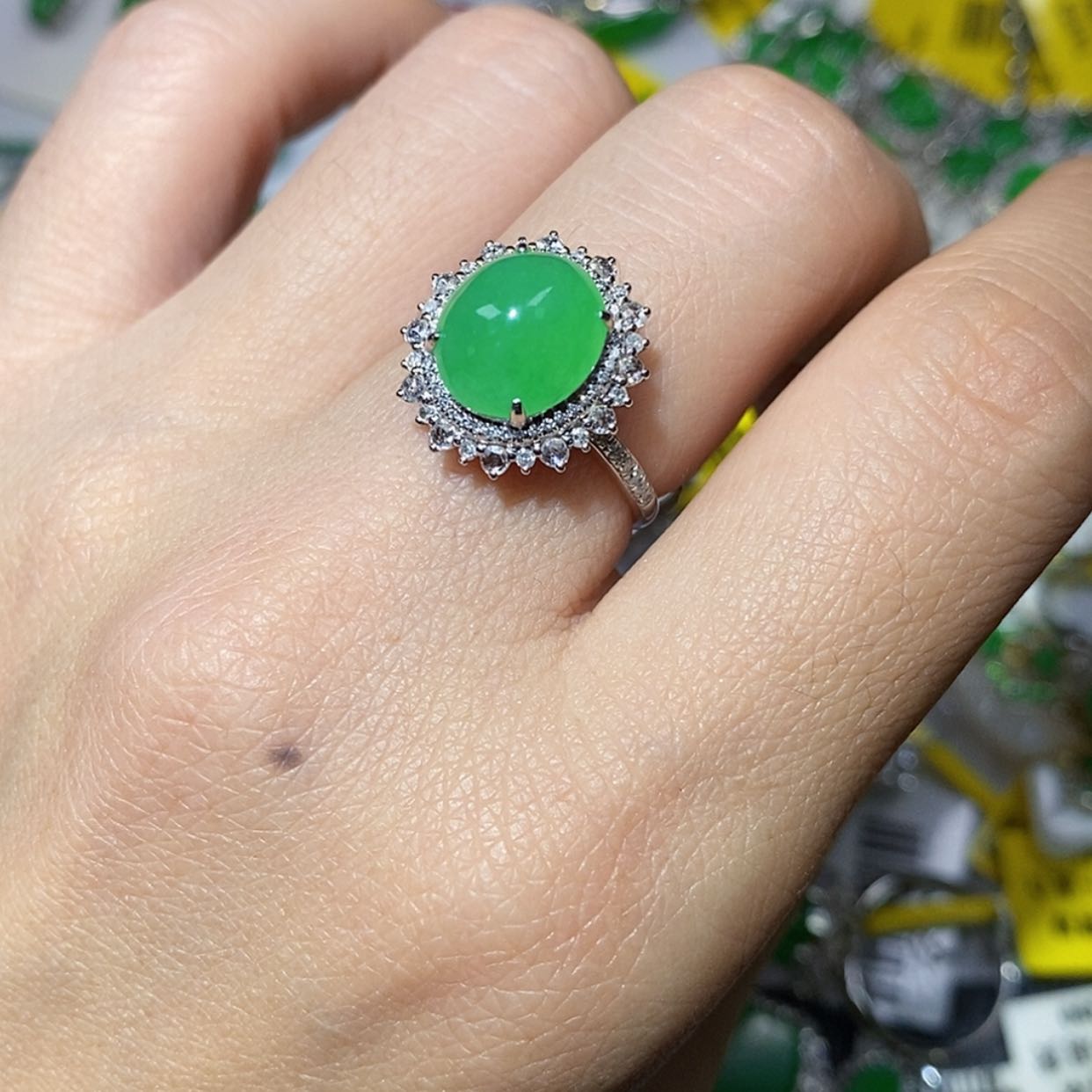 【闪购商品】翡翠颈饰18K金镶嵌贝*贝戒指