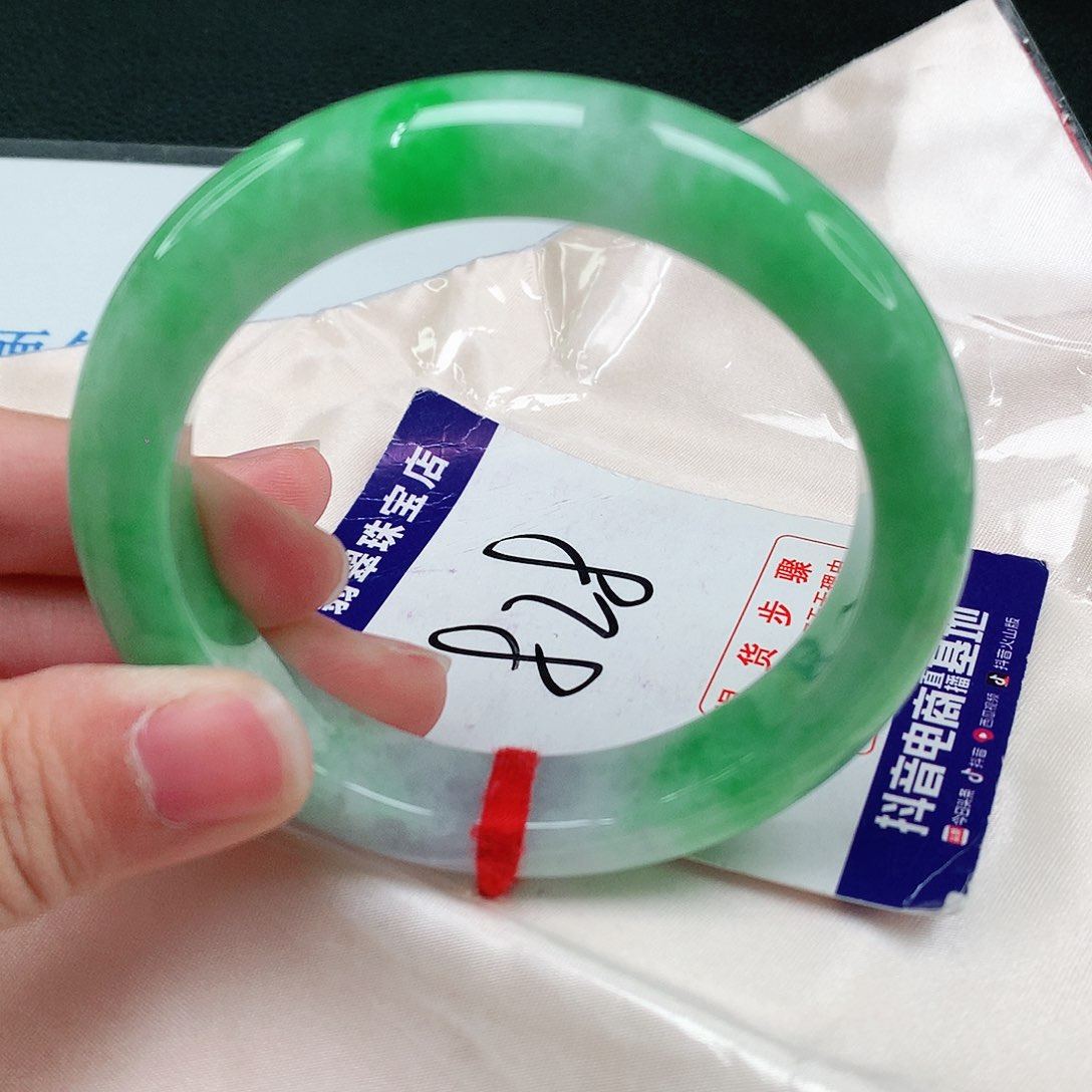 翡翠手镯未镶嵌翡翠