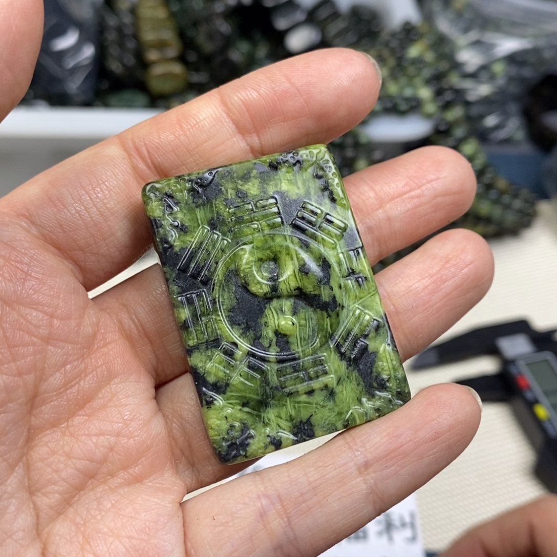 蛇纹石玉颈饰未镶嵌双面精工