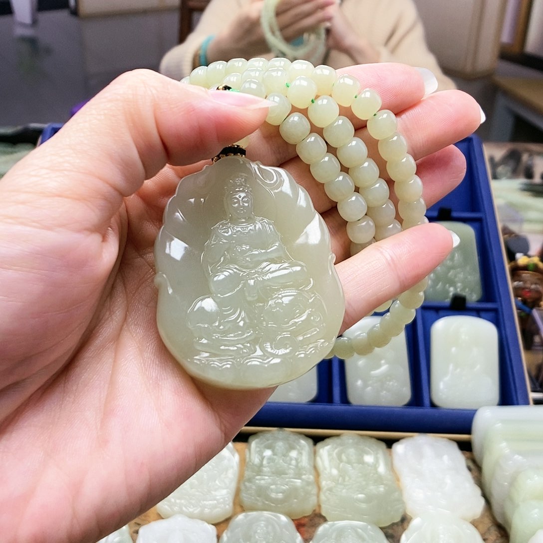 和田玉颈饰未镶嵌菊*