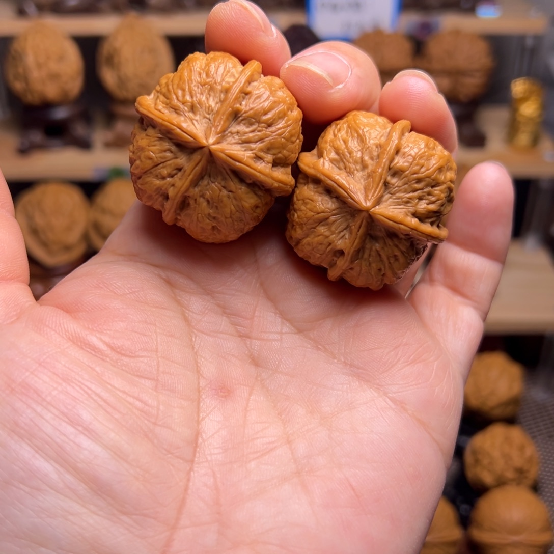 文玩核桃把件4w球四棱36尺