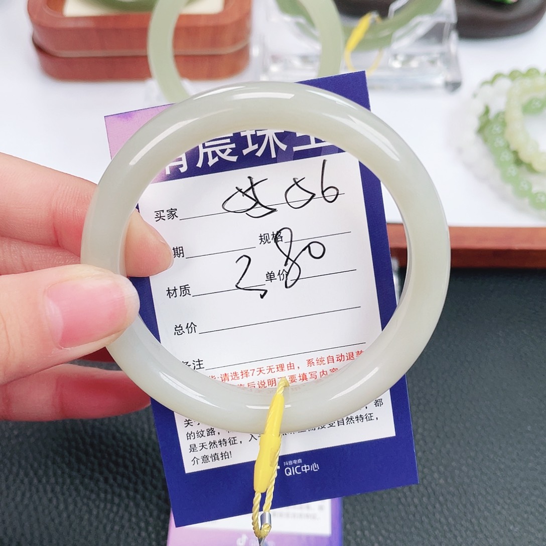 和田玉未镶嵌手镯