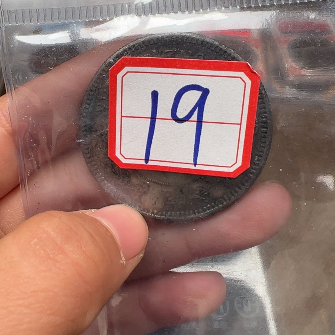 一手捧金枪在地上摔落