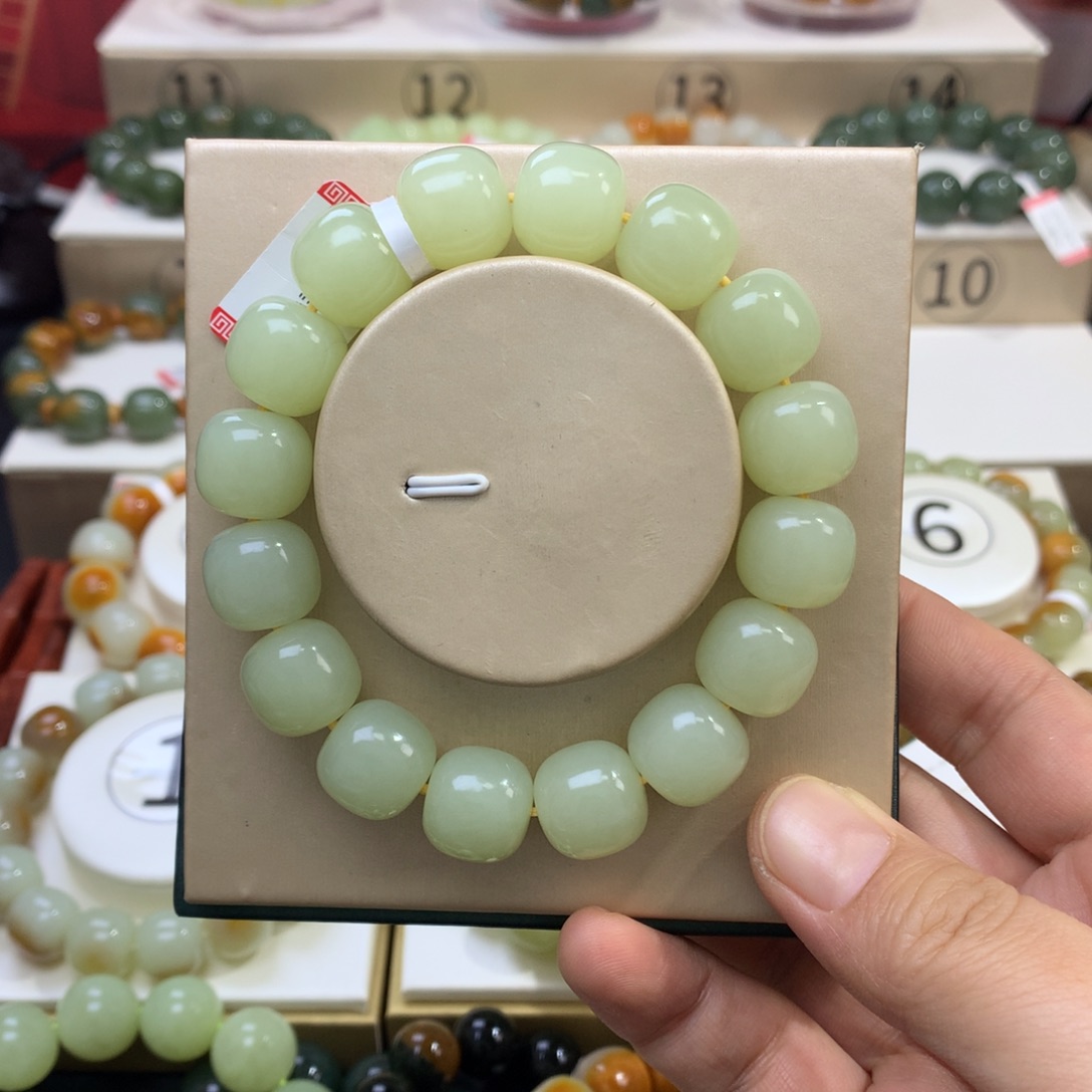 凯***，和田玉未镶嵌手链