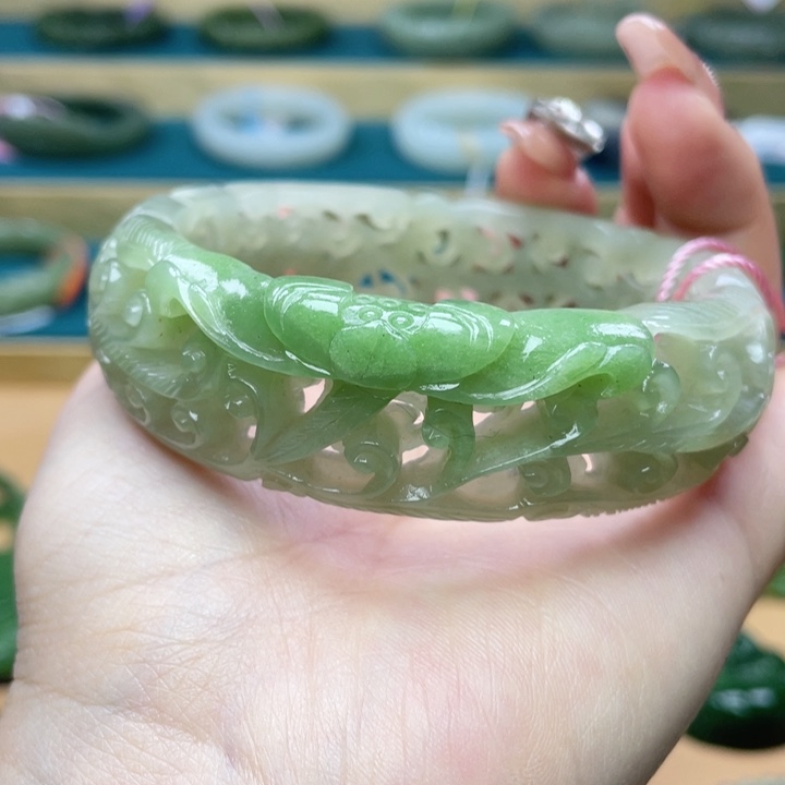 和田玉手镯65圈口。编号4未镶嵌