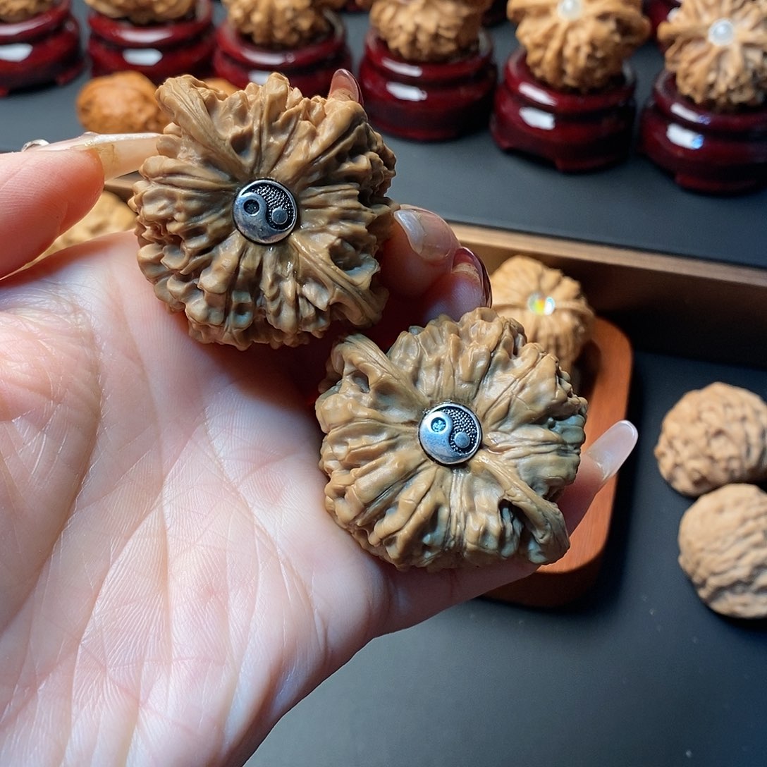 文玩核桃吊坠麒麟纹官帽