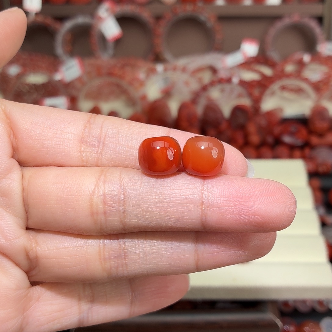 平***。南红玛瑙未镶嵌颈饰老型一对11+