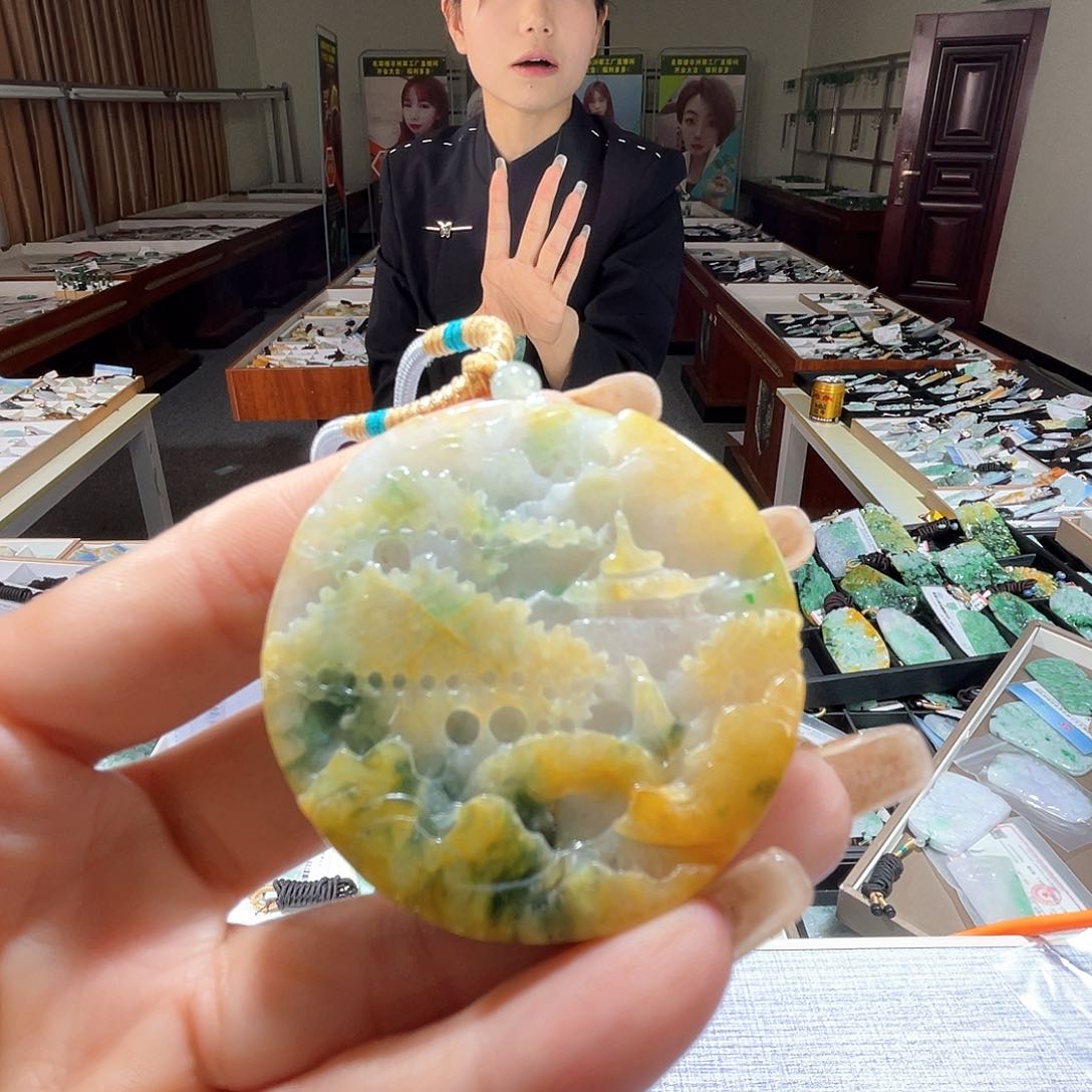 翡翠未镶嵌颈饰一