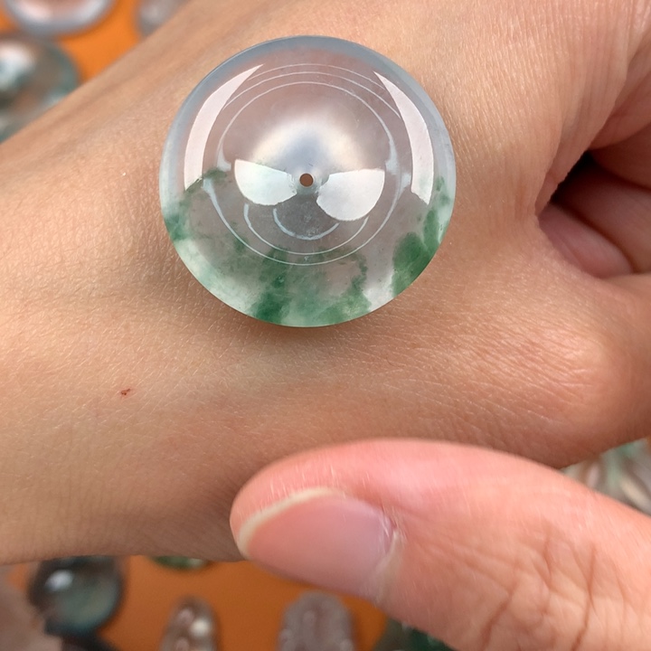 翡翠挂件未镶嵌….