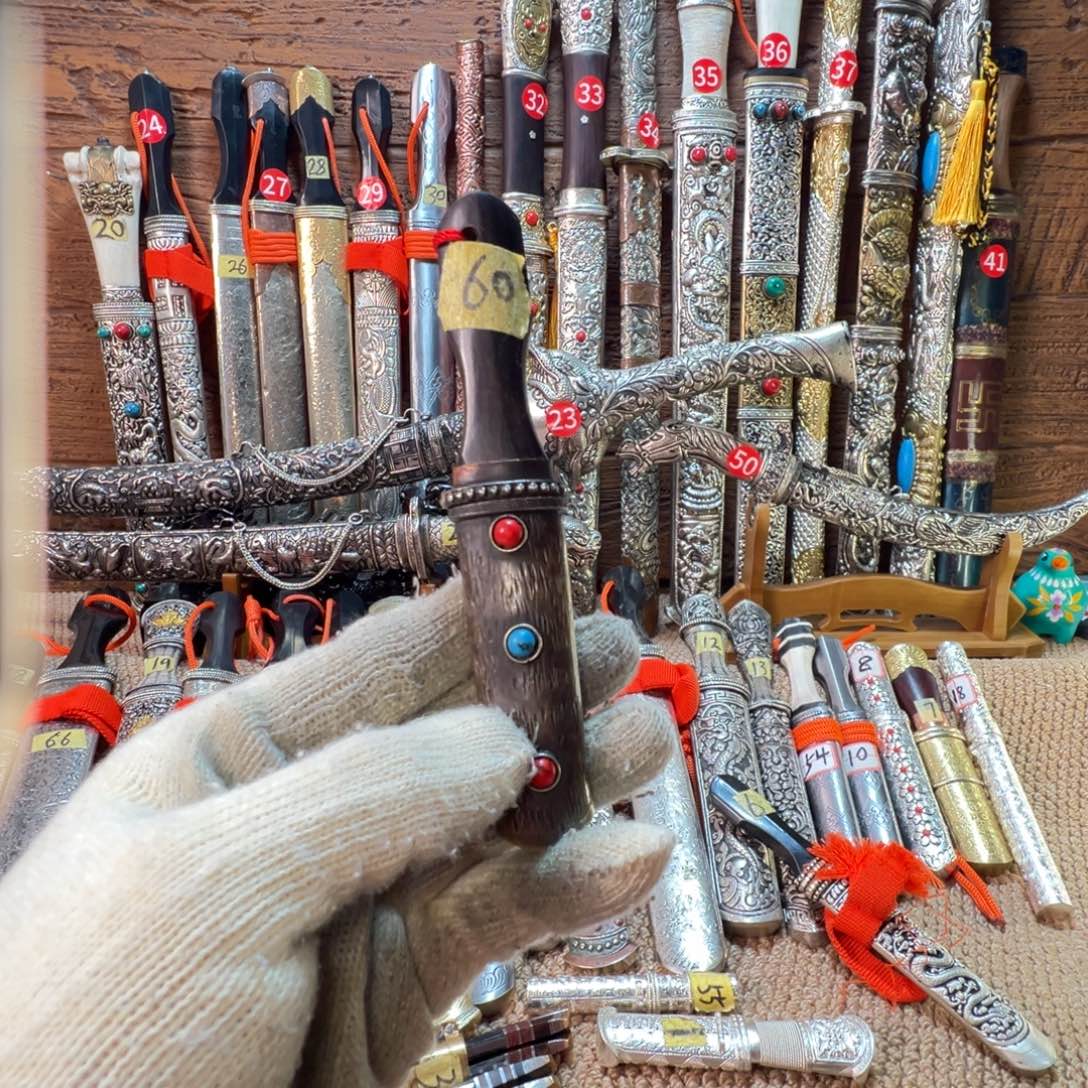 莫***持琉璃手工艺品大哥拍