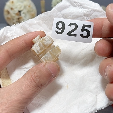 摆件瓷器中出土着瓷器等物品或