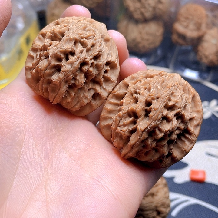 文玩核桃吊坠马老四一对