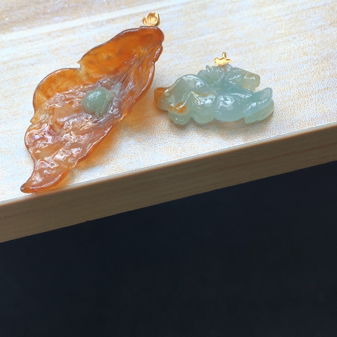 国***翠翡翠18K金镶嵌颈饰吊坠