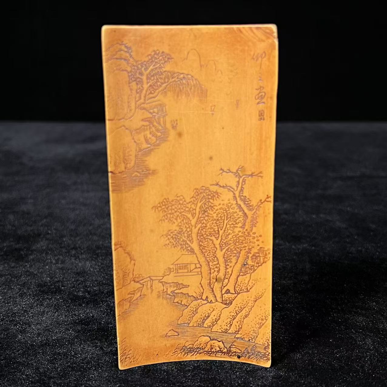 Lot18:  竹雕山水臂搁L:14.9cm