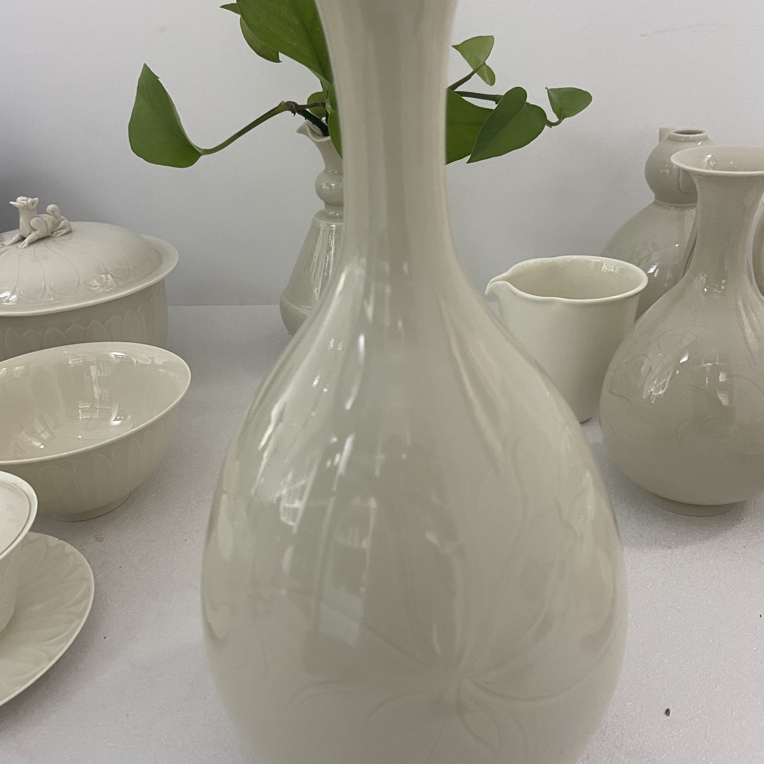 定瓷玉壶春瓶高温烧制