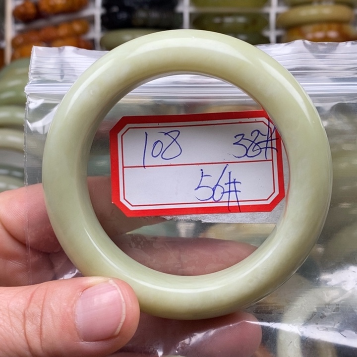 蛇纹石玉颈饰未镶嵌