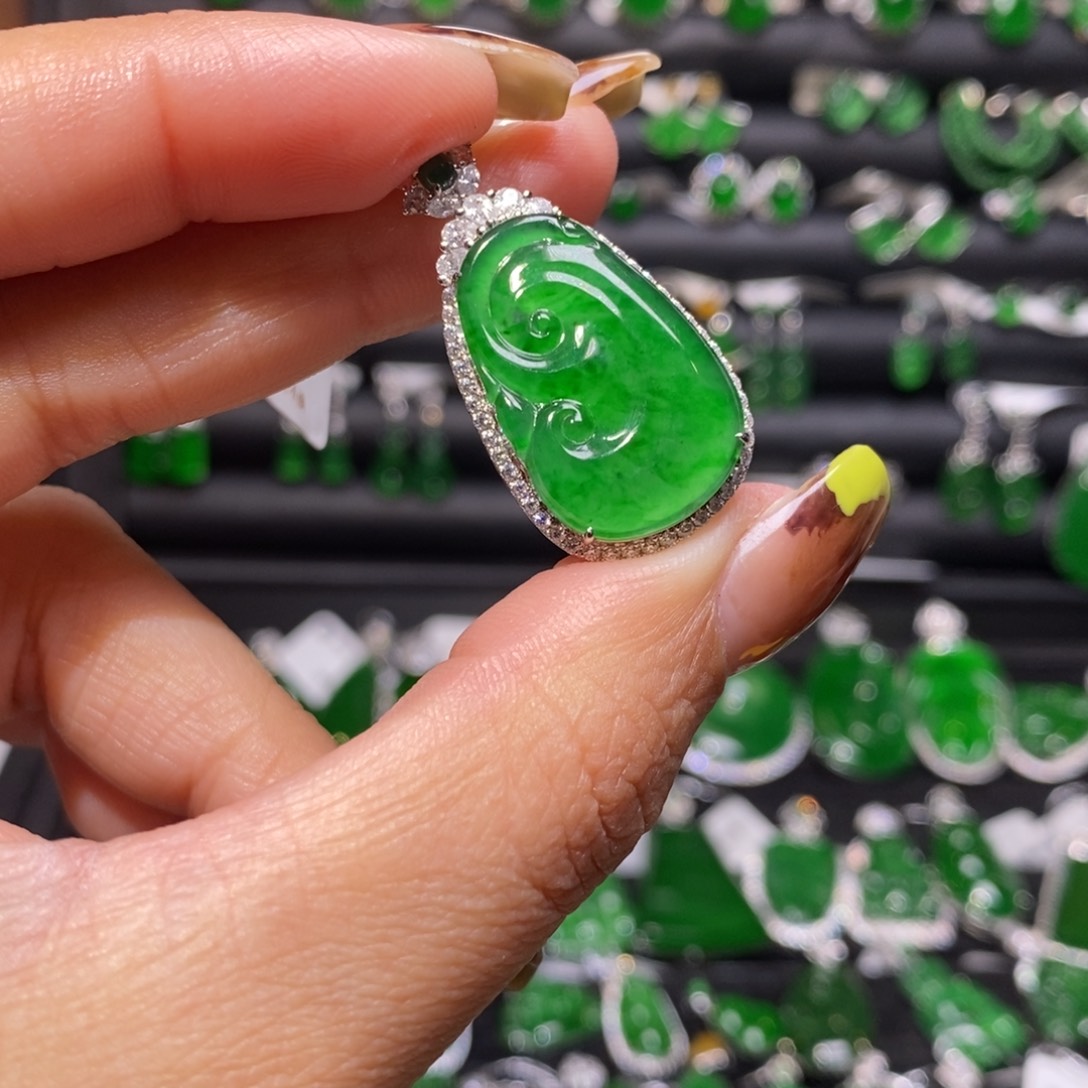 翡翠颈饰18K金镶嵌如意吊坠