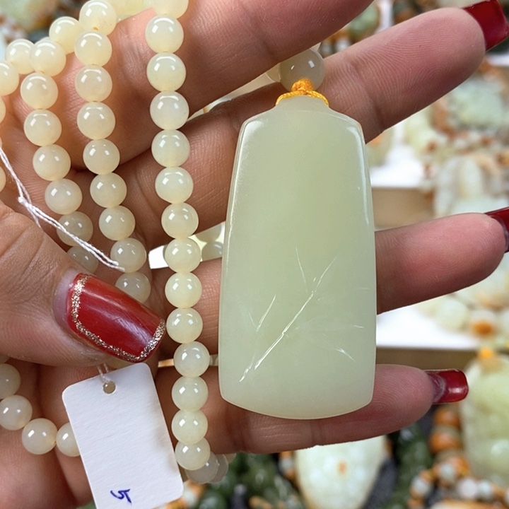 【闪购商品】透闪石质玉颈饰未镶嵌