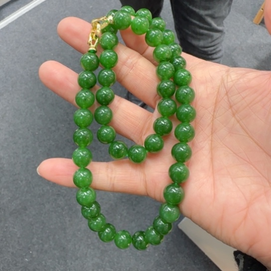 和田玉颈饰未镶嵌俄罗斯卡10冰辣阳绿，小点