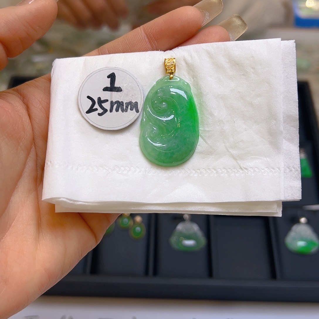 翡翠颈饰18K金镶嵌翡翠