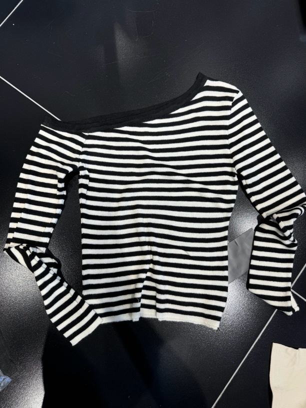 斜肩针织条纹修身长袖打底