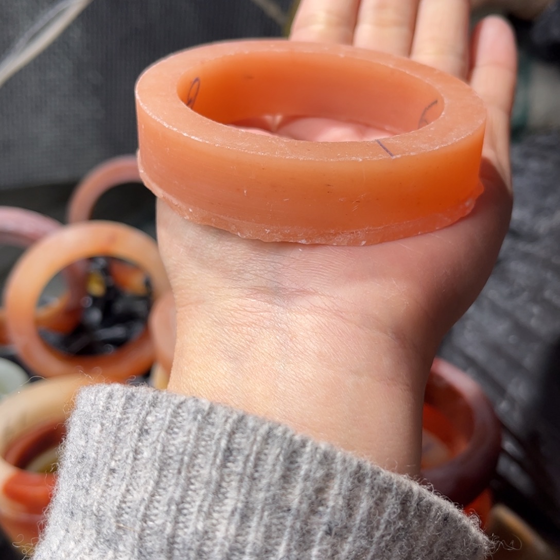 无***忧石英质玉未镶嵌手镯定制