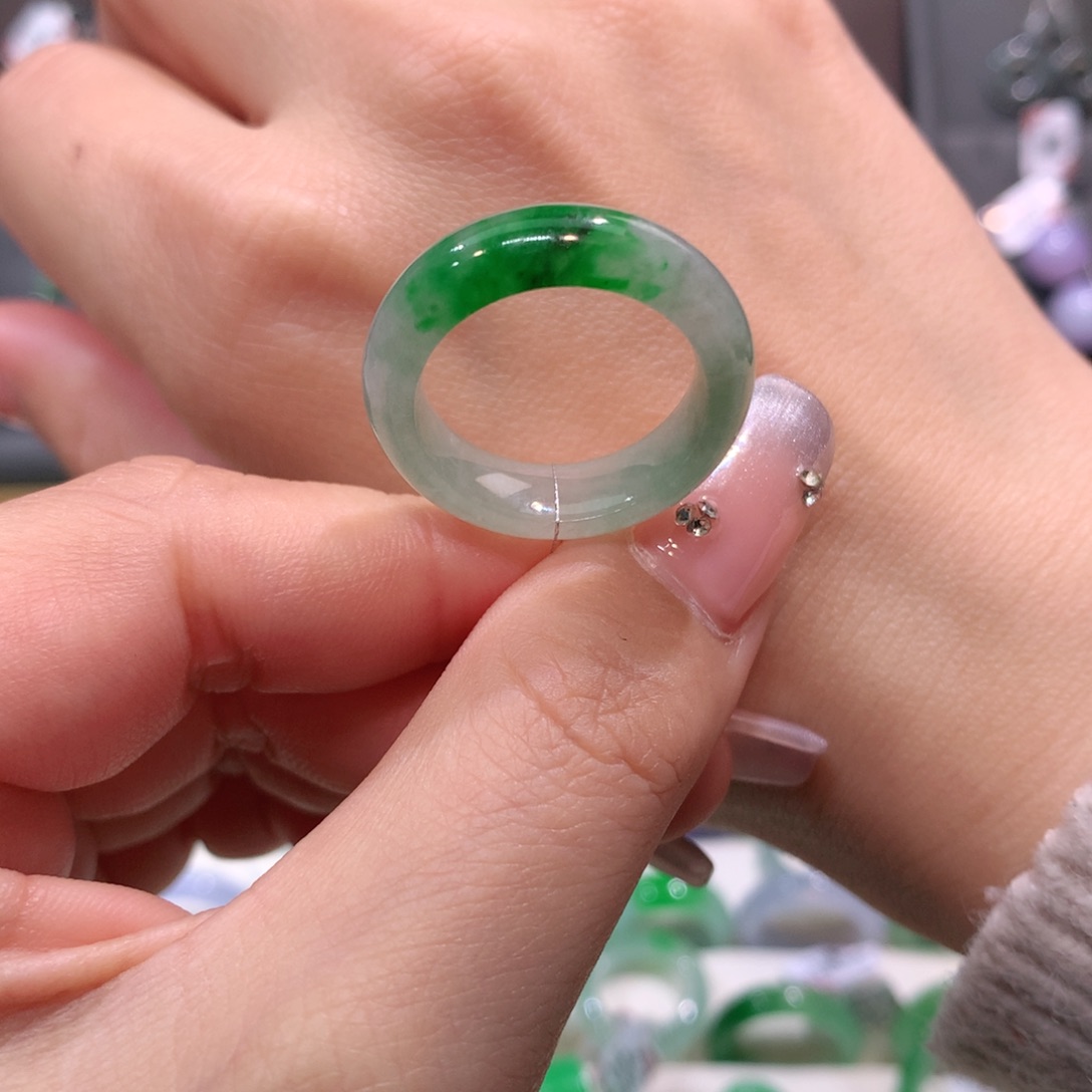翡翠戒指未镶嵌翡翠