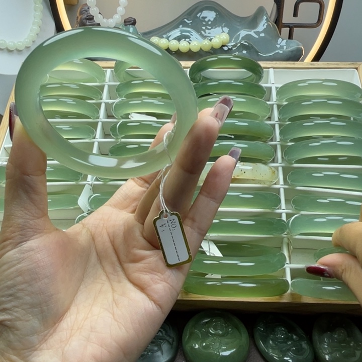 逛***姐岫玉未镶嵌手镯岫玉