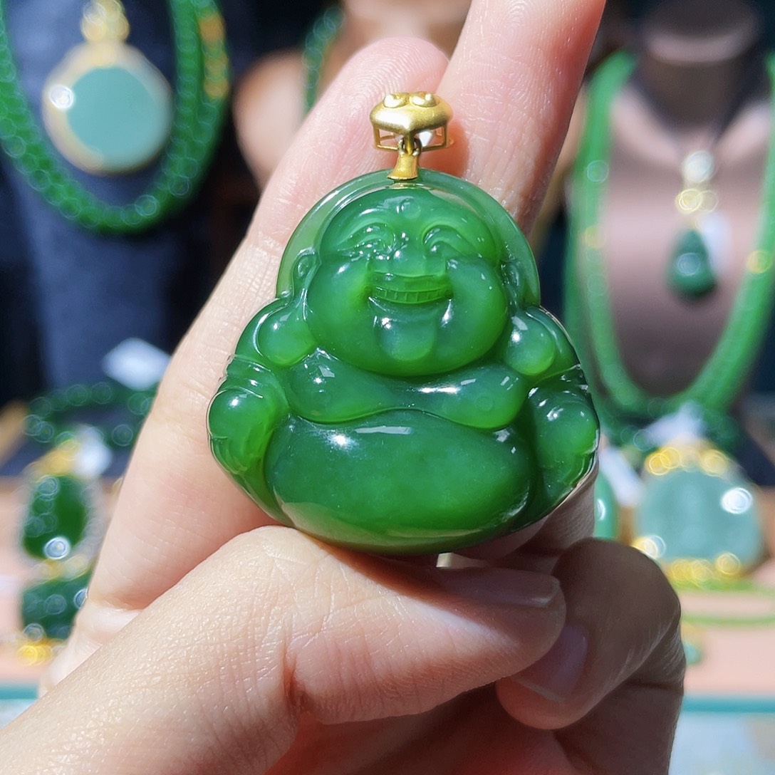 颈饰18K金镶嵌和田玉（碧玉）