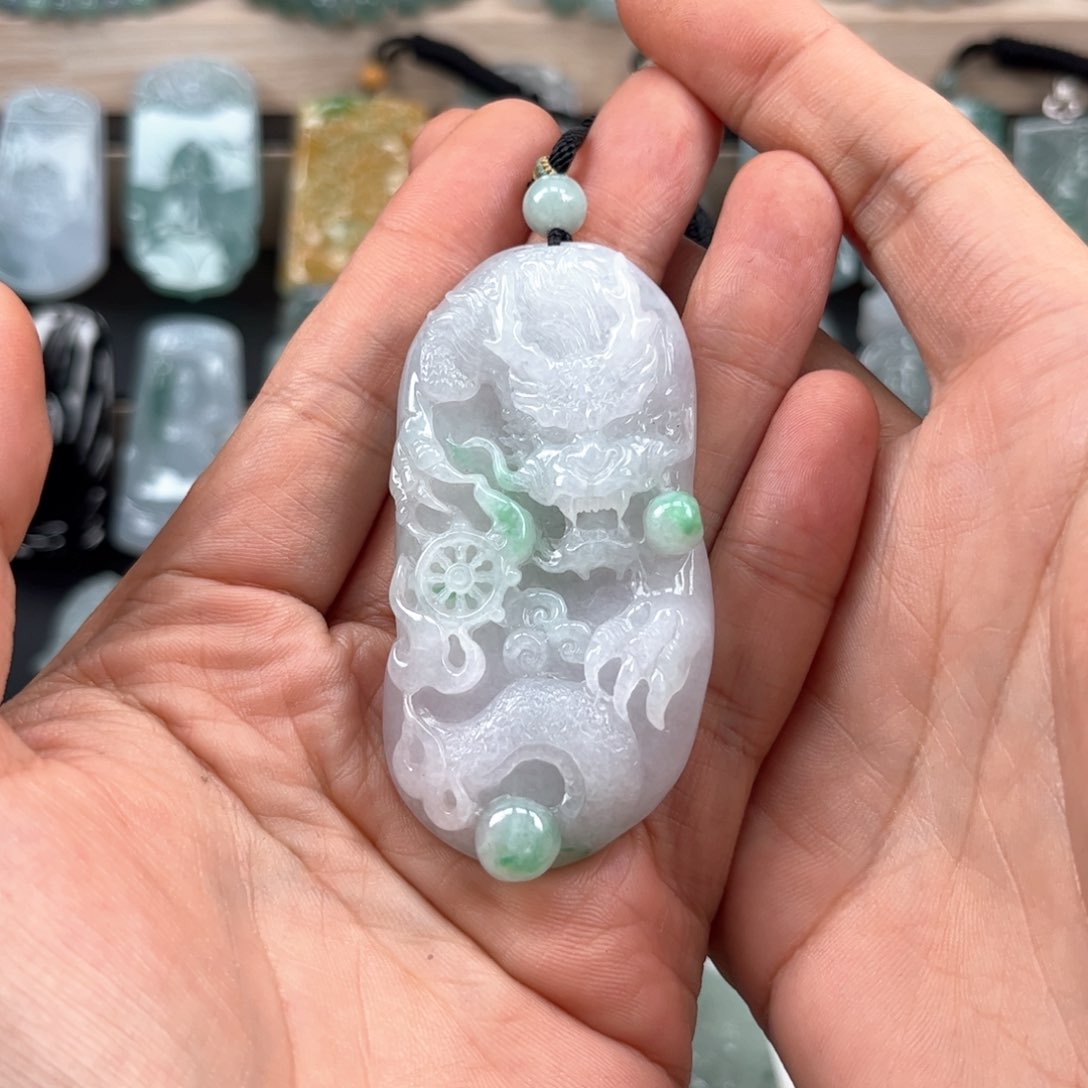 翡翠颈饰未镶嵌龙牌