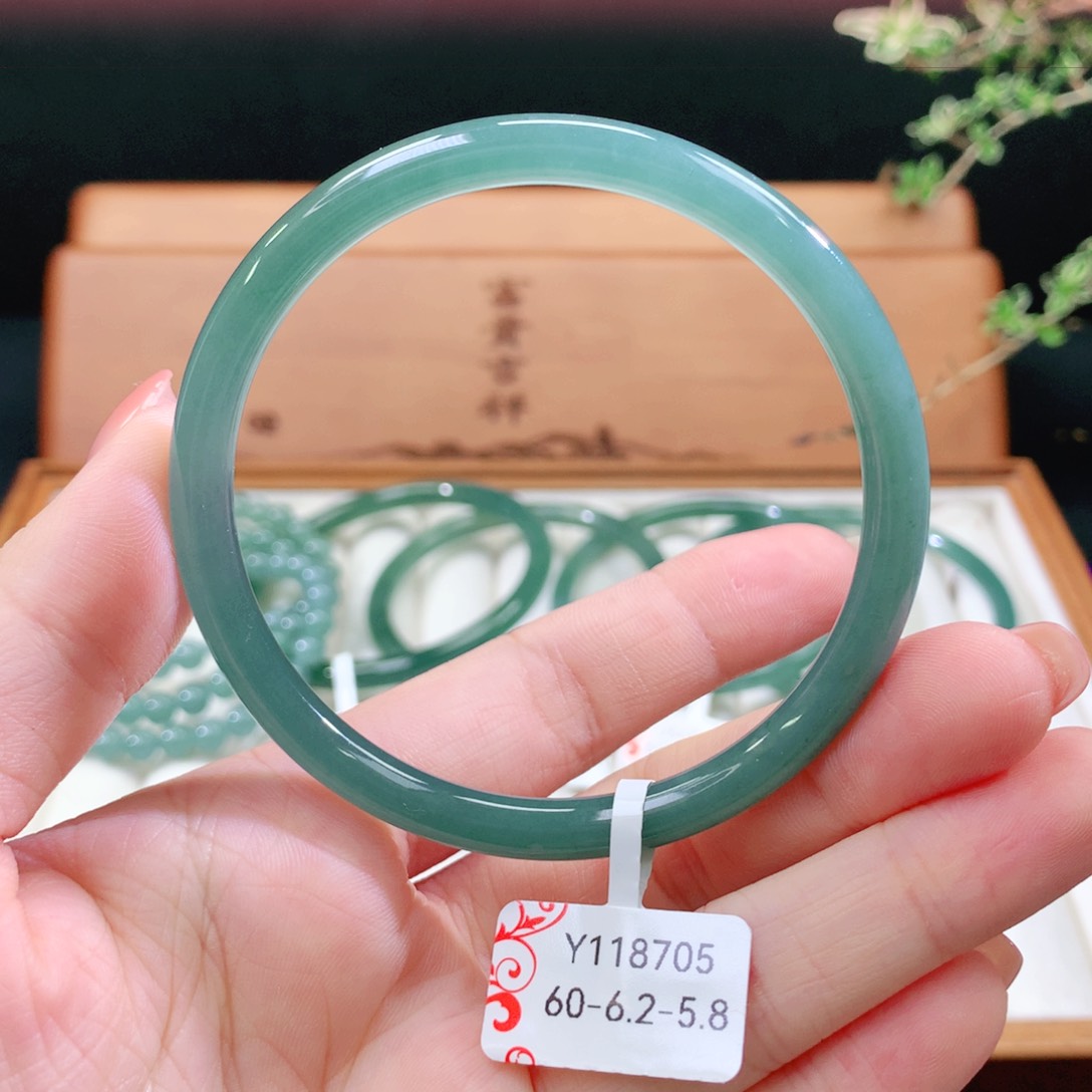 翡翠手镯未镶嵌天然