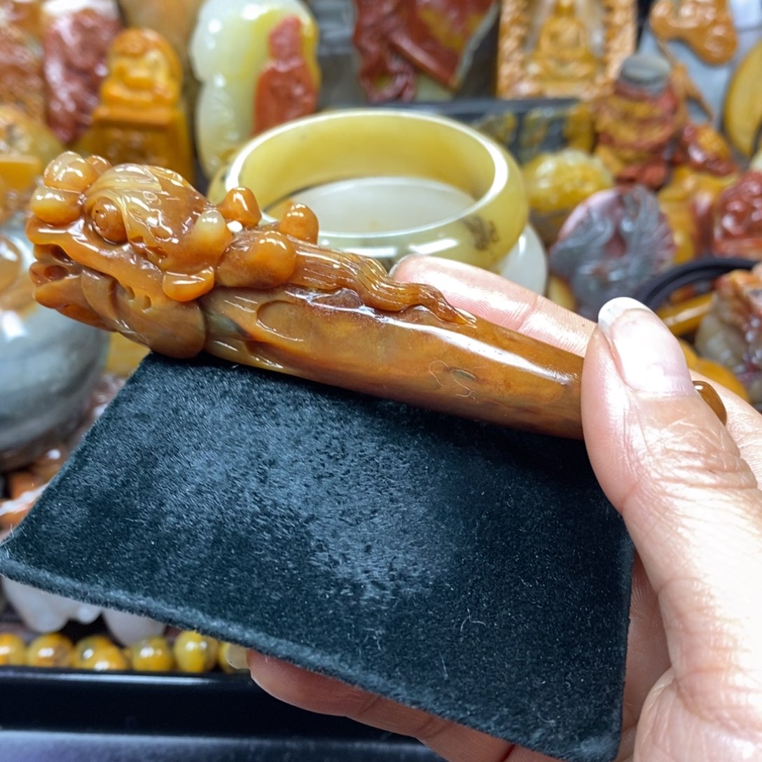 未镶嵌石英质玉（黄龙玉）颈饰