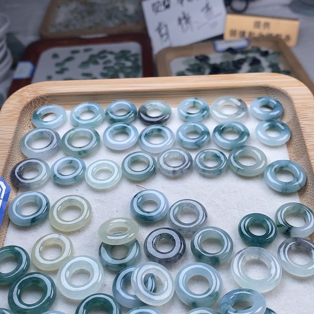 翡翠颈饰未镶嵌飘花甜甜圈88一个