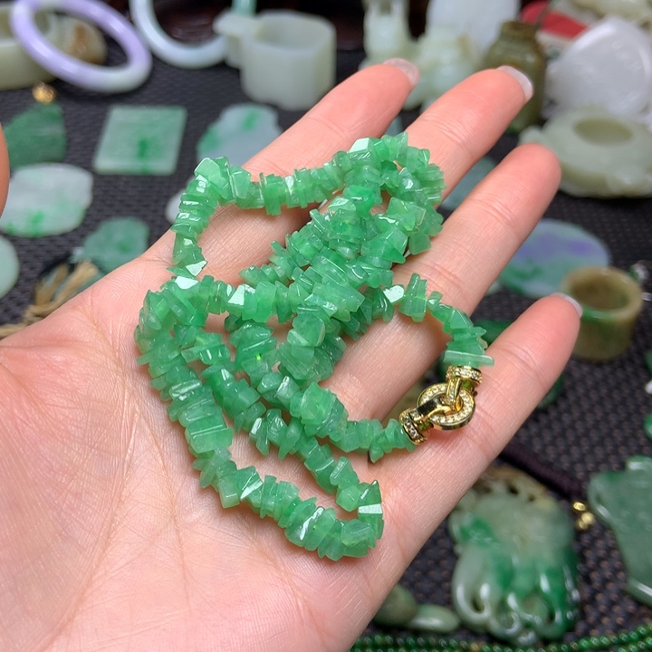 翡翠挂件未镶嵌张*生