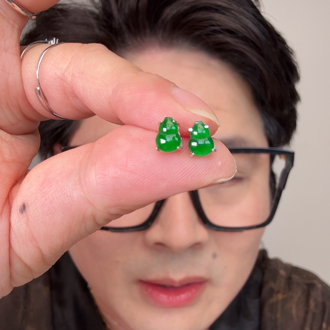 翡翠未镶嵌颈饰一对