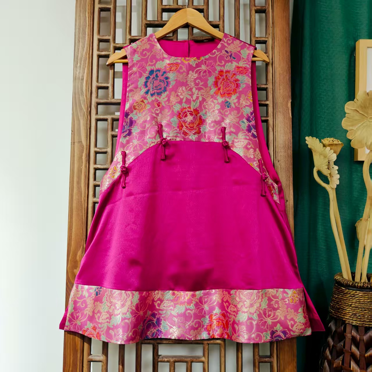 （LS682-1）凤徕兮定制粉紫底彩色牡丹花拼粉色光板盘扣设计款马甲