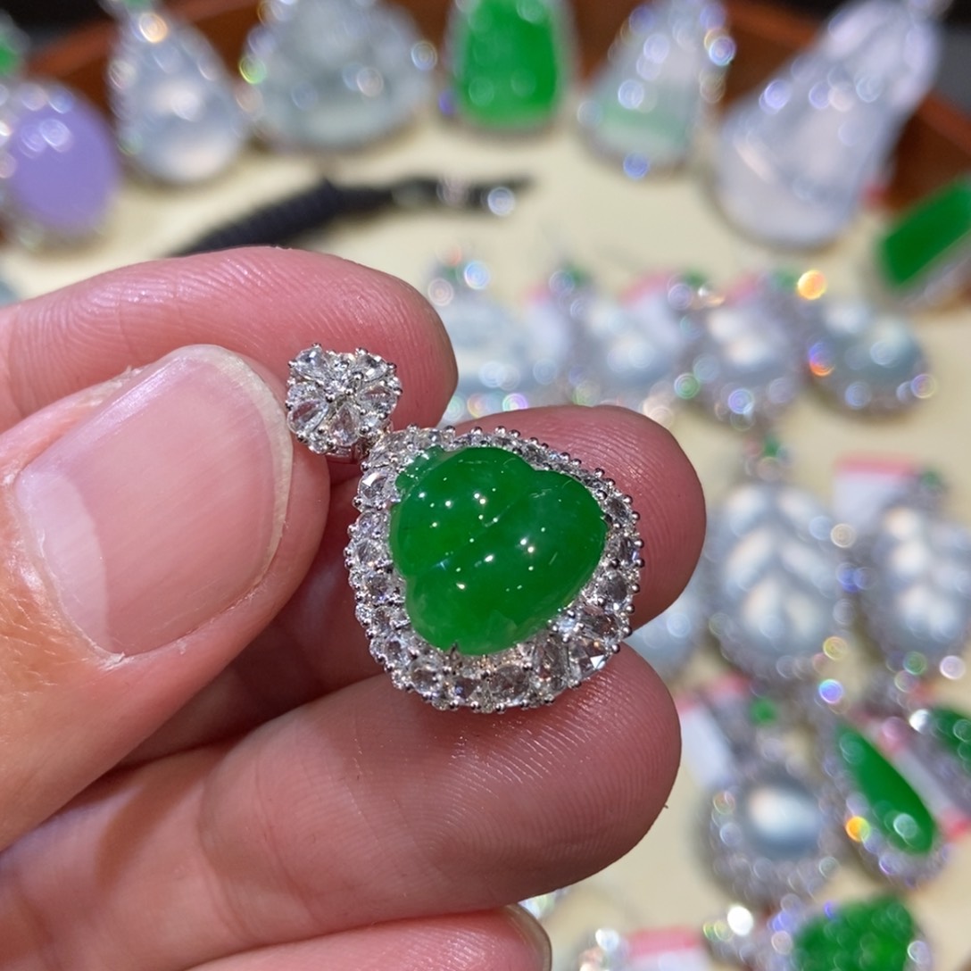 翡翠颈饰18K金镶嵌吊坠